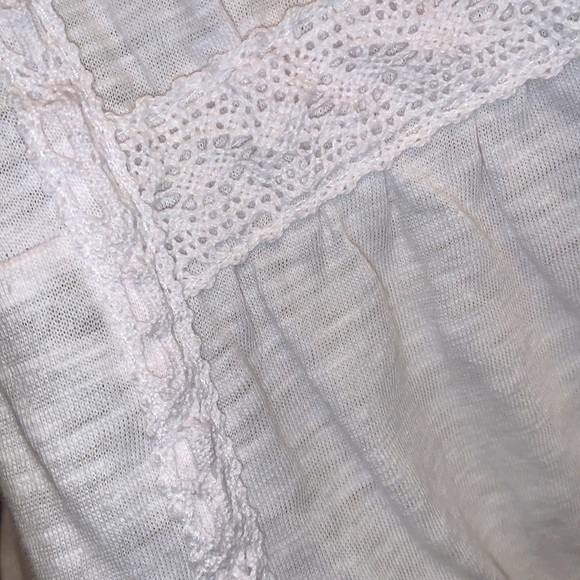 🆕Pretty💕Lacey Top🌼Front Gathered areas w/Crocheted Lace between & side splits - Picture 7 of 11